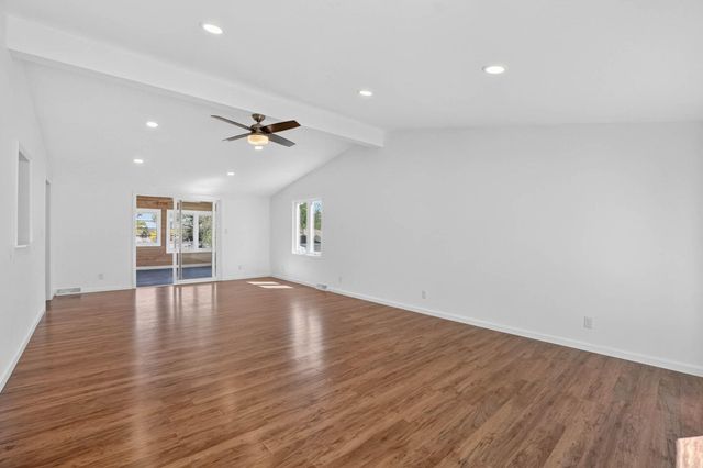 1115 W 10TH Street, Cedar Falls, IA 50613