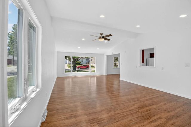 1115 W 10TH Street, Cedar Falls, IA 50613