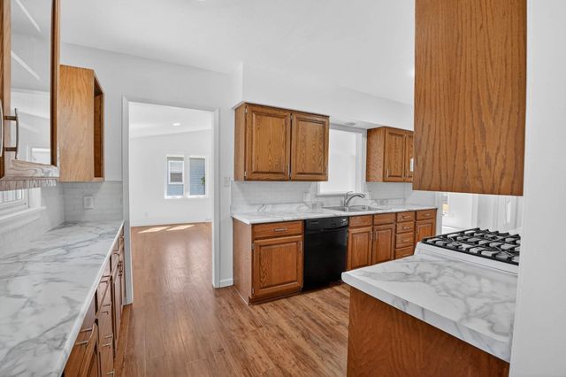 1115 W 10TH Street, Cedar Falls, IA 50613