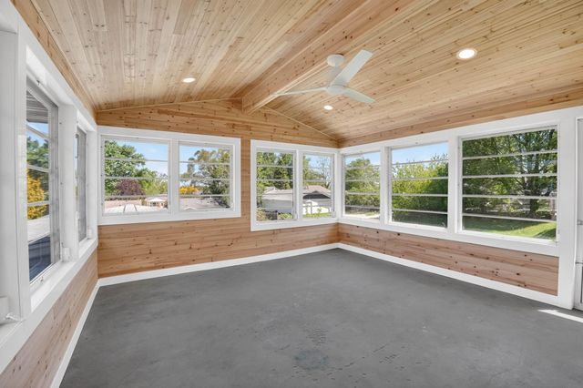 1115 W 10TH Street, Cedar Falls, IA 50613