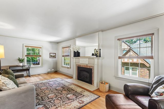 4724 Pleasant Street, Des Moines, IA 50312