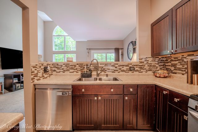 163 N Barton Trail, Batavia, IL 60510