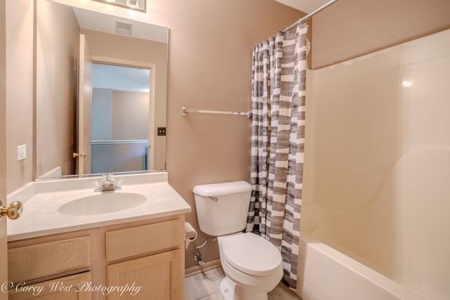 163 N Barton Trail, Batavia, IL 60510