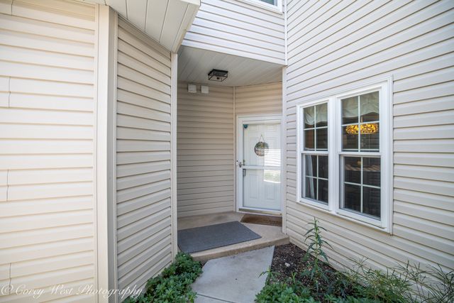 163 N Barton Trail, Batavia, IL 60510