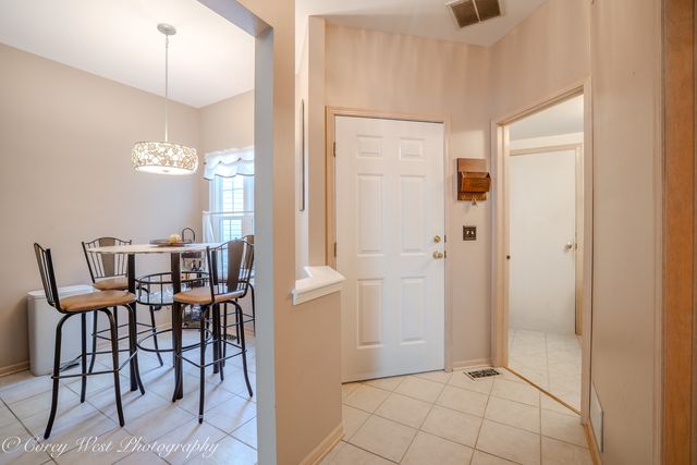163 N Barton Trail, Batavia, IL 60510