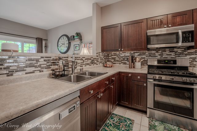 163 N Barton Trail, Batavia, IL 60510