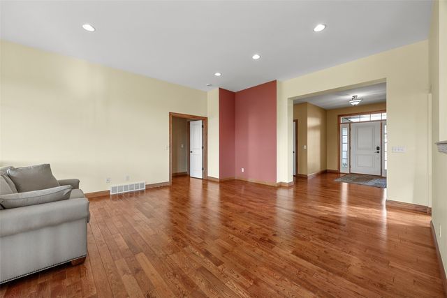 5997 Meadow Grass Circle, Cedar Rapids, IA 52403