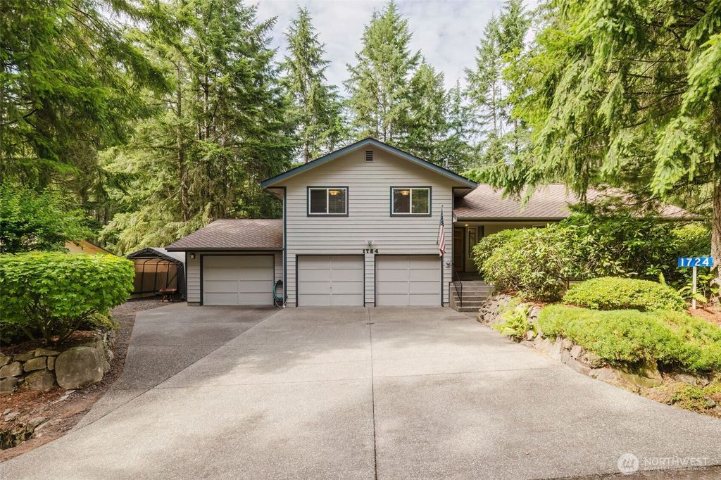 1724 NW Palmer Lane, Bremerton, WA 98311