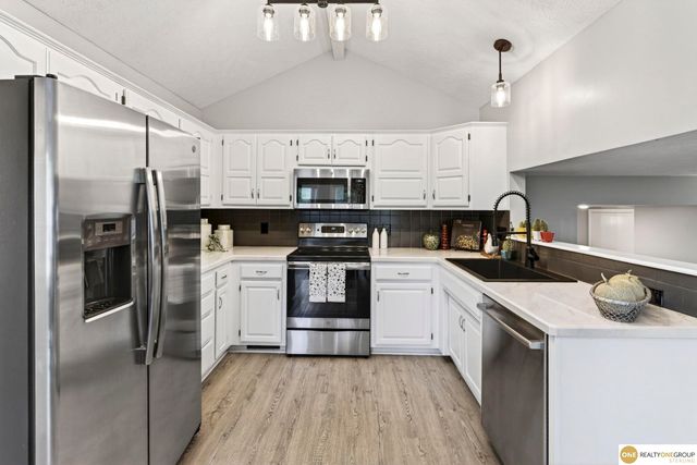 16915 Patterson Drive, Omaha, NE 68135