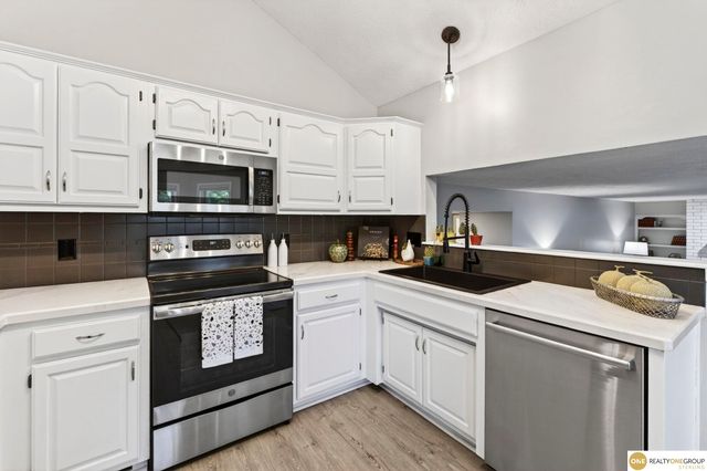 16915 Patterson Drive, Omaha, NE 68135