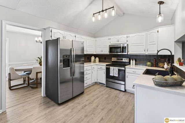 16915 Patterson Drive, Omaha, NE 68135