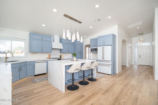 4601 E EVERETT Drive, Phoenix, AZ 85032