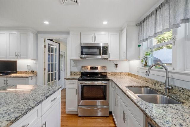 15 Suncrest Ave, Wilmington, MA 01887
