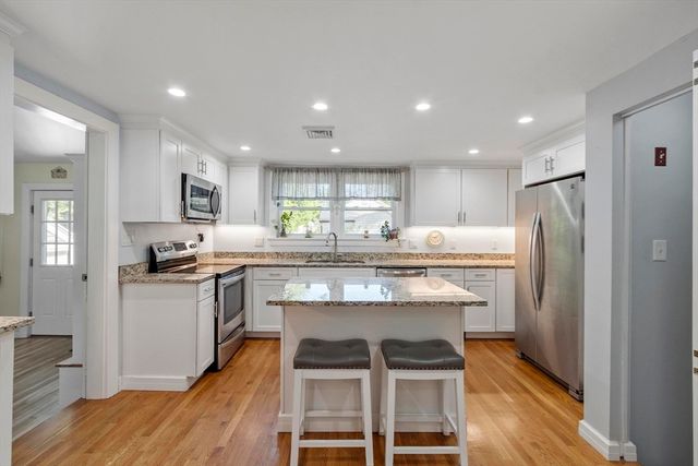 15 Suncrest Ave, Wilmington, MA 01887