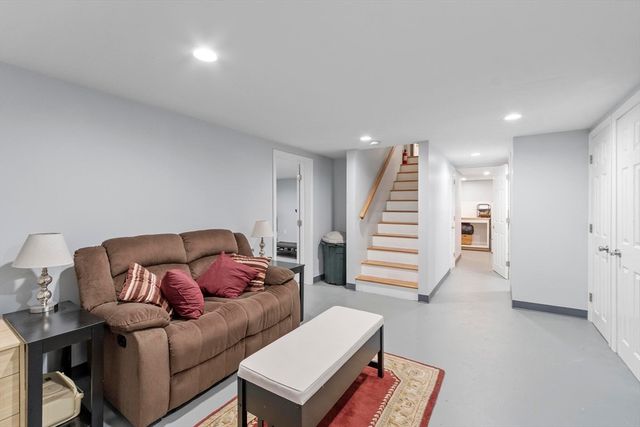 15 Suncrest Ave, Wilmington, MA 01887