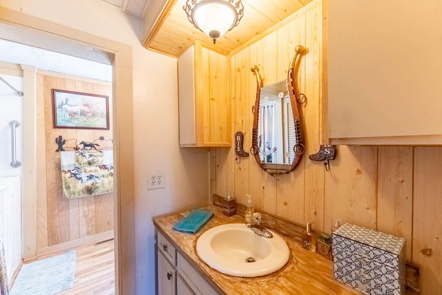 4092 County Road 1690, Willow Springs, MO 65793