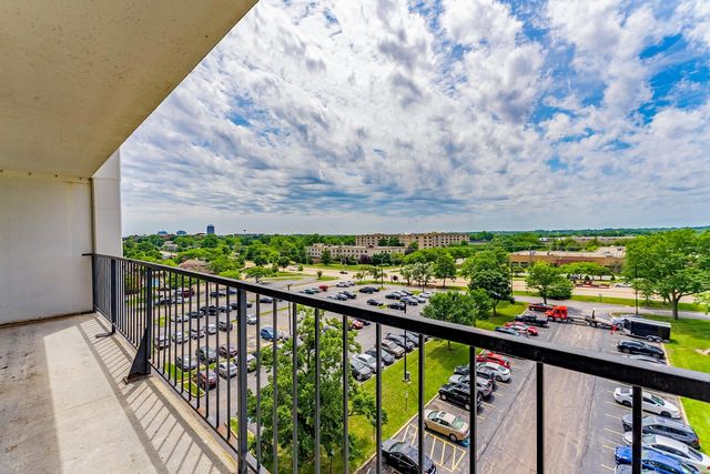 2005 S Finley Road 704, Lombard, IL 60148