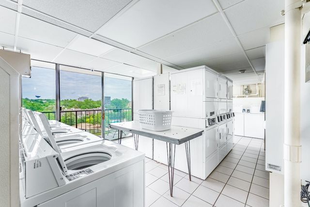 2005 S Finley Road 704, Lombard, IL 60148