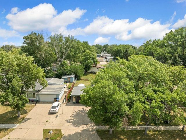 2512 6th St NW, Minot, ND 58703