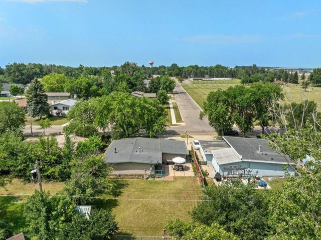 2512 6th St NW, Minot, ND 58703
