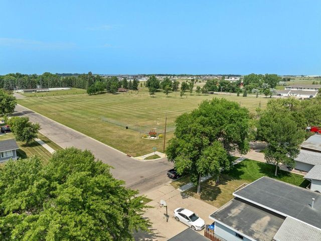 2512 6th St NW, Minot, ND 58703