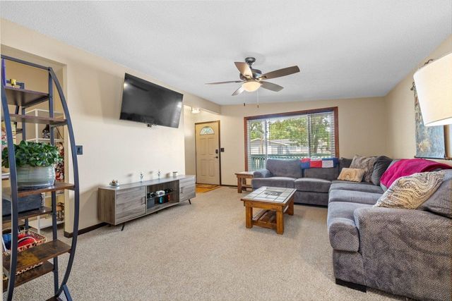 2512 6th St NW, Minot, ND 58703