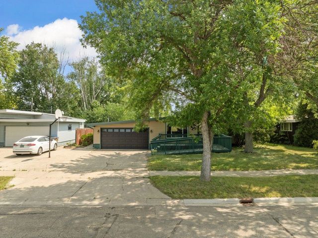 2512 6th St NW, Minot, ND 58703