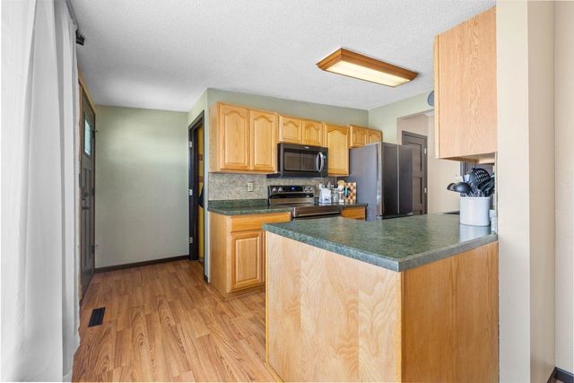 2512 6th St NW, Minot, ND 58703