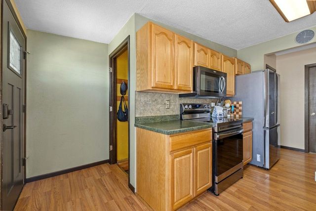 2512 6th St NW, Minot, ND 58703