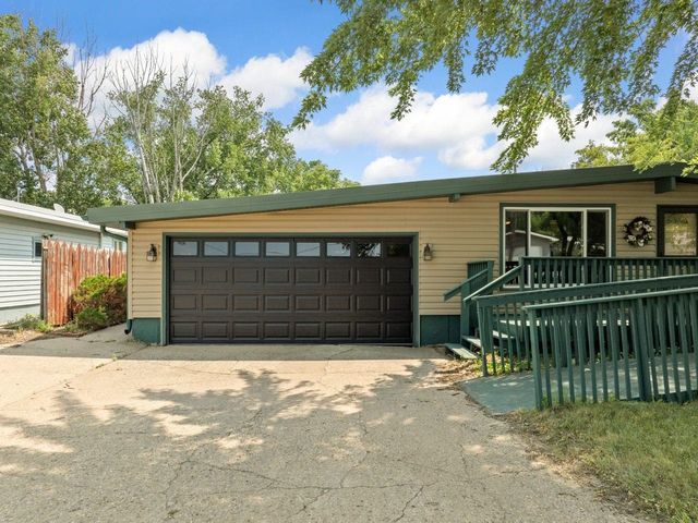 2512 6th St NW, Minot, ND 58703