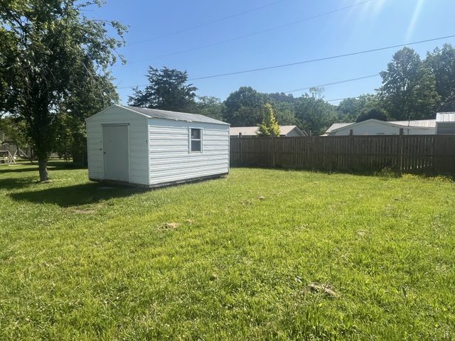 623 Walnut St, Waynesboro, TN 38485