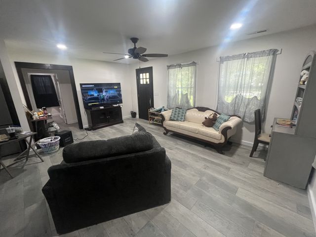 623 Walnut St, Waynesboro, TN 38485