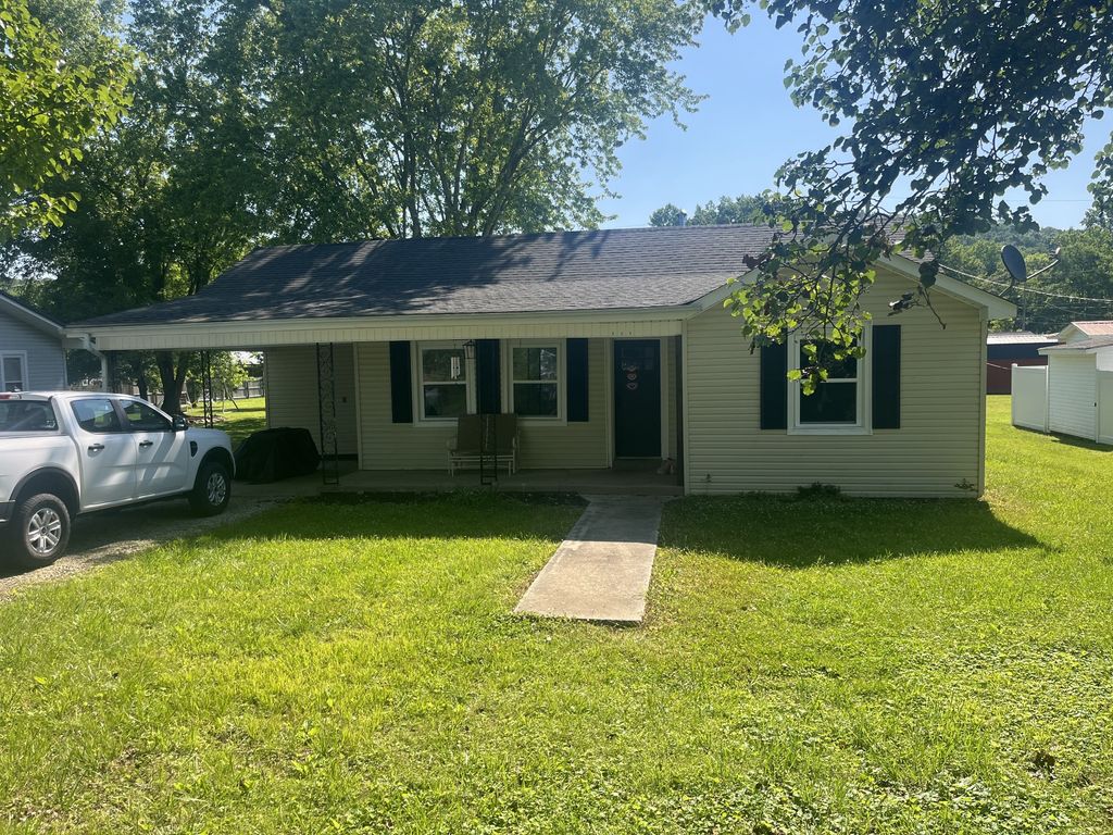 623 Walnut St, Waynesboro, TN 38485