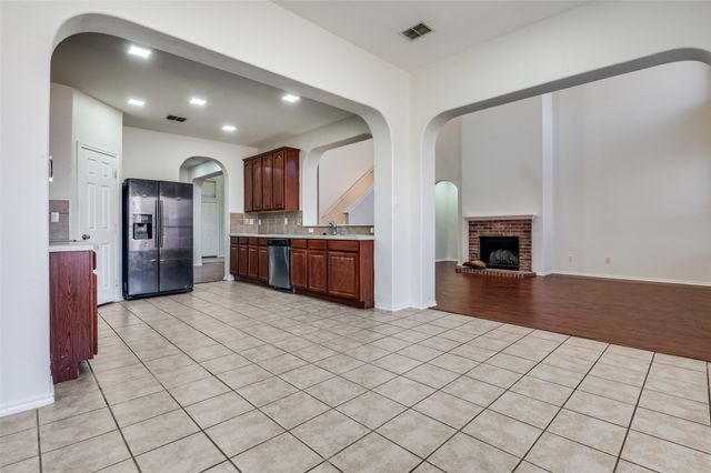 1922 High Meadow Street, Glenn Heights, TX 75154