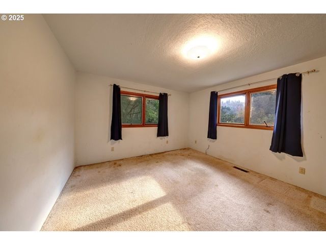 42996 VALLEY CREEK Ln, Astoria, OR 97103