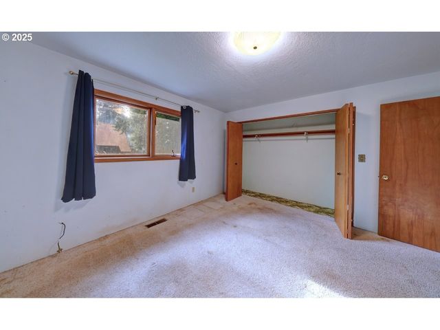 42996 VALLEY CREEK Ln, Astoria, OR 97103