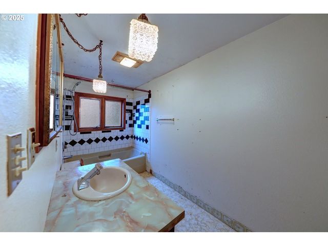 42996 VALLEY CREEK Ln, Astoria, OR 97103