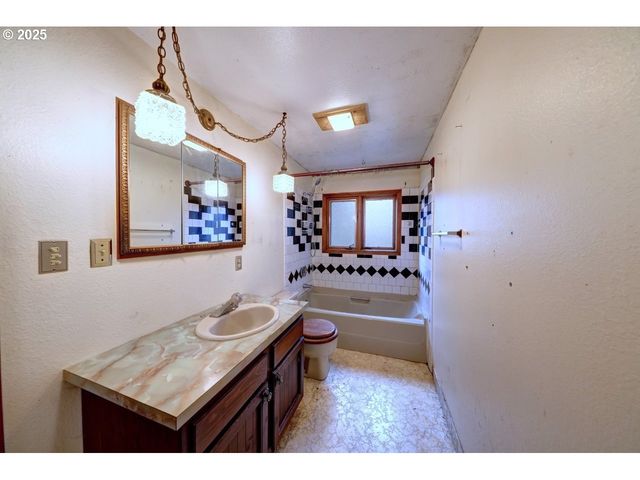 42996 VALLEY CREEK Ln, Astoria, OR 97103