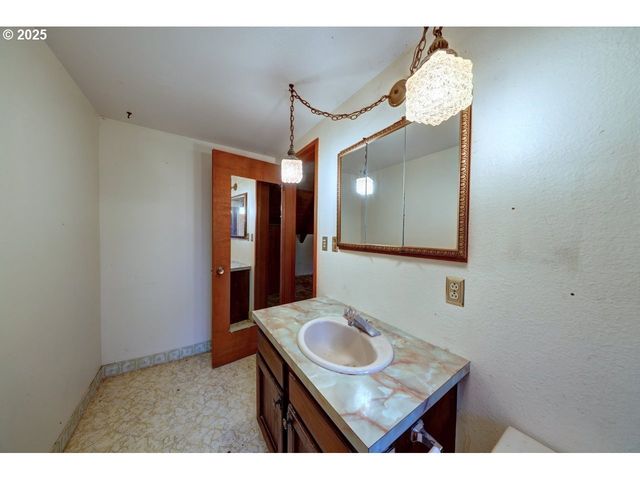 42996 VALLEY CREEK Ln, Astoria, OR 97103