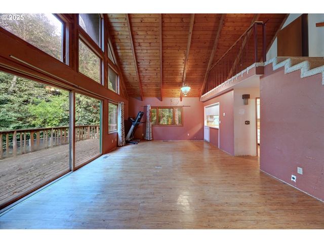 42996 VALLEY CREEK Ln, Astoria, OR 97103