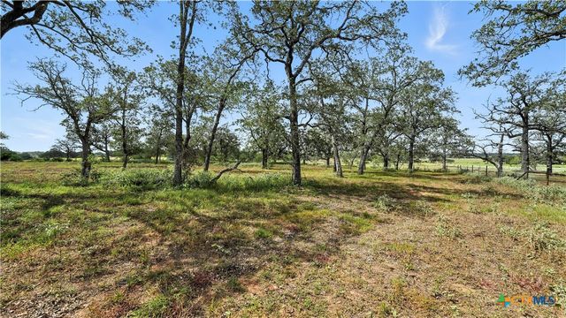 129 County Road 442, Stockdale, TX 78160