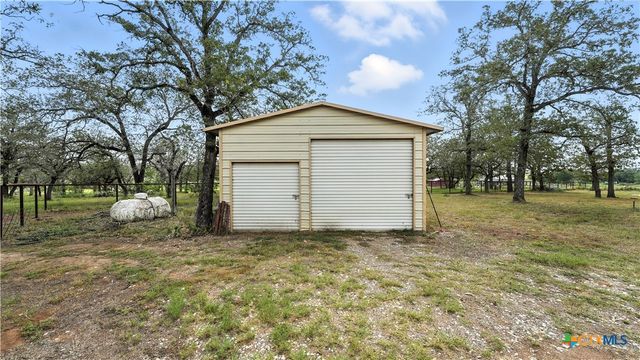 129 County Road 442, Stockdale, TX 78160