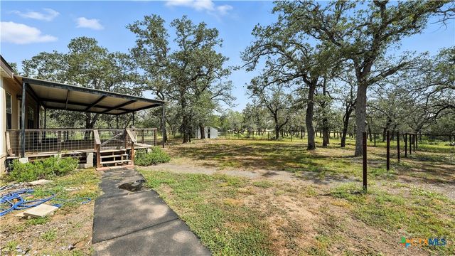 129 County Road 442, Stockdale, TX 78160