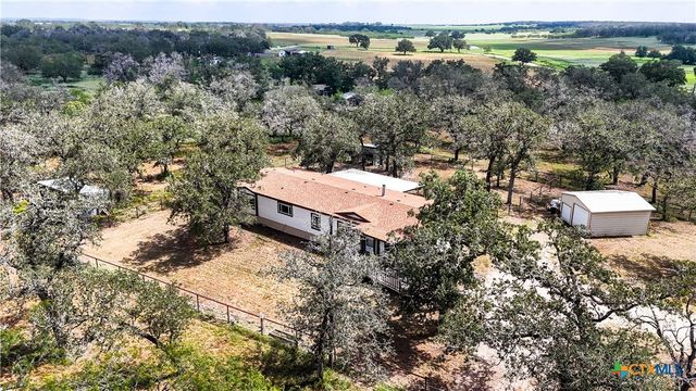 129 County Road 442, Stockdale, TX 78160