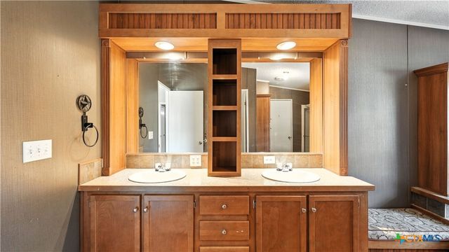 129 County Road 442, Stockdale, TX 78160