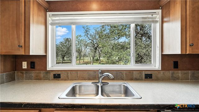 129 County Road 442, Stockdale, TX 78160