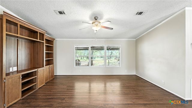 129 County Road 442, Stockdale, TX 78160