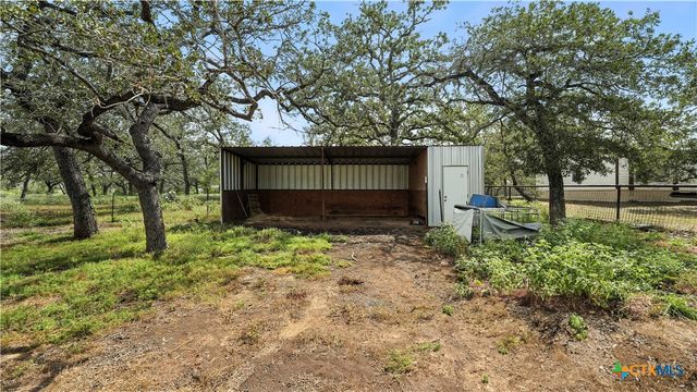 129 County Road 442, Stockdale, TX 78160