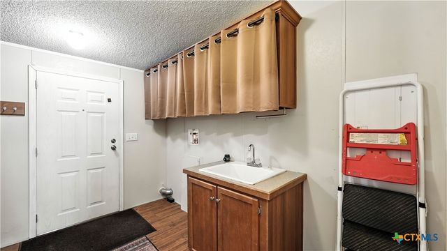 129 County Road 442, Stockdale, TX 78160