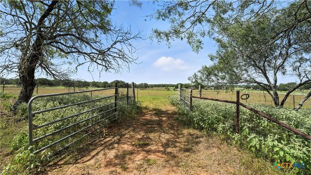 129 County Road 442, Stockdale, TX 78160